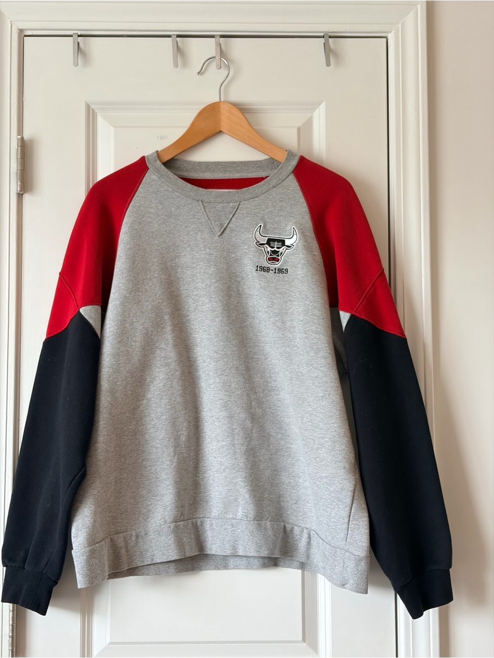 Mitchell & Ness Chicago Bulls Grey, Red & Black Crewneck